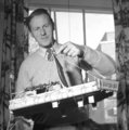Thor Heyerdahl a Kon-Tiki makettjével