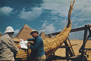 Heyerdahl (kék ingben) egy társával a Ra nevű, papirusznádból készült hajón dolgozik