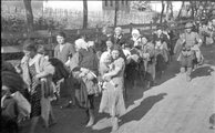 Román katonák ellenőrzik zsidó családok deportálását (1941)