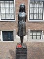 Anne Frank szobra Amszterdamban, egykori otthonánál