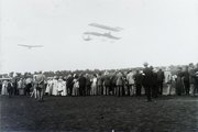 Budapesti Nemzetközi Repülőverseny, 1910. június, Rákosmező. Bal oldalon Antoinette gép Lathammal (Fortepan)