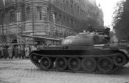 Szovjet T-54 típusú harckocsi a Szent István (akkor Néphadsereg) körúton a színlelt kivonulás idején, 1956. október 31. (Fortepan / Nagy Gyula)