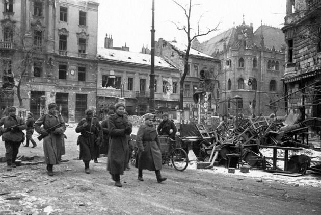 Szovjet katonák az Üllői út és a József körút kereszteződésében, háttérben az Iparművészeti Múzeummal, 1945 (Fortepan / Fortepan)