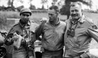 Robert Capa, Ernest Hemingway és sofőrjük, Olin L. Thompkins Franciaországban 1944 nyarán