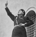 A szónoki erényeit csillogtató Mussolini