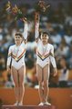 Szabó Katalin (b) és Simona Păucă (j) tornásznők aranyéremmel a nyakukban – Románia az éremtáblázaton elfoglalt második helyével eddigi legsikeresebb olimpiáját produkálta