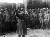 Trockij a Vörös Hadsereg katonáinak tart motivációs beszédet a lengyel–szovjet háború előtt