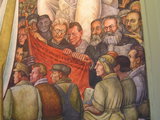 Diego Rivera falfestménye Trockijt Marx és Engels társaságában, a kommunizmus bajnokaként ábrázolja