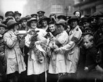 A férfiak távollétében a mezőgazdasági munkák elvégzésére létrejött brit női segédalakulatok tagjai etetik bárányaikat 1917-ben egy felvonuláson
