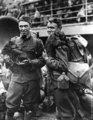Két amerikai katona indul házi kedvencével (egy kutyával és egy mosómedvével) a frontra