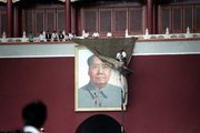 Mao Ce-tung színes portréja, 1989 – a kínaiak többsége még ma is úgy gondolkodik, hogy érdemei felülírják a vezető hibáit