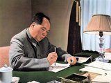Mao Ce-tung íróasztalánál – bizonyára valamelyik „népnevelő” program megalkotásán fáradozik