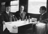 Balra Fabinyi Tihamér kereskedelmi és pénzügyminiszter, mellette Jakabb Oszkár pénzügyi államtitkár, a Pénzintézeti Központ elnöke, az MNB kormánybiztosa 1935-ben egy vasúti étkezőkocsiban