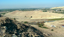 Tell el-Hammam régészeti lelőhelye, a távolban Jerikó látható