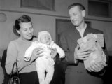 Rádspiller Béla, a totó főnyereményének nyertese családjával 1956. október 23-án