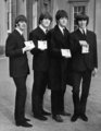A Beatles tagjai kitüntetésükkel, a Brit Birodalom Rendjével