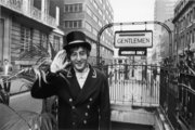 John Lennon a humort sem vetette meg, 1966-ban a BBC felkérésére ajtónállónak öltözött