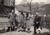 A legendás Afrika-kutató nagymarosi háza, a kép jobb szélén Kittenberger Kálmán, 1932 (Kép forrása: Fortepan/ Palotai Klára)
