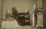 A „sosemvolt” családi idill – Liszt Ferenc a zongoránál, a kép két oldalán a házastársak, Cosima (b) és Hans von Bülow – a házasságnak válás lett a vége 