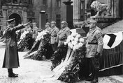 Hitler az állami megemlékezésen – mindössze néhány percen múlt a Führer élete (Bundesarchiv, Bild 183-E12359 / CC BY-SA)