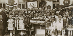 Klebelsberg Kunó munkájának köszönhetően számos elemi iskolát avattak fel országszerte (Kispest, 1926) (Magyar Nemzeti Múzeum)