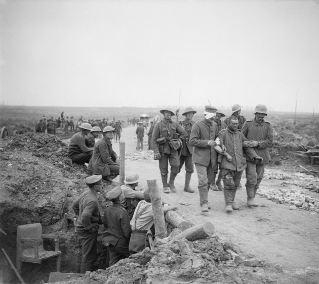 Brit katonák kísértek német foglyokat 1916 szeptemberében