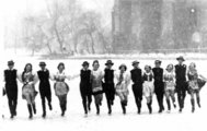 Sűrű hóesésben került sor az 1937-es jégünnepélyre, amelynek szereplői népviseletben és magyar történelmi ruhákban táncolták a csárdást és a palotást a műjégen (8)