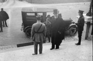 Apponyi Albert 1920. január 15-én megérkezik a francia külügyminisztériumba, hogy átvegye a békeszerződés tervezetét a külügyminisztérium híres óratermébe