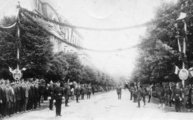 Baross út a Kossuth Lajos utca felé nézve. A tömeg Horthy Miklós kormányzó érkezését várja, aki többek között vitézek telekbeiktatására érkezett a városba 1927. május 22-én. (Kép forrása: Fortepan / Angyalföldi Helytörténeti Gyűjtemény)