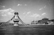 A háború alatt az összes budapesti hidat felrobbantották, de 1946-ban már megépült az ideiglenes megoldás (Forrás: Fortepan / Kramer István dr.)