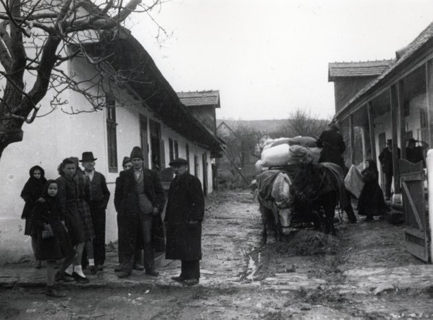 Kitelepítésre váró svábok Békásmegyeren, 1946 (Kép forrása: Fortepan/ Bauer Sándor)