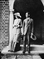 Leendő férjével egy hónappal az esküvő előtt (1912)