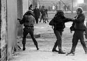 Brit katona egy tüntetőt tartóztat le 1972. január 30-án.