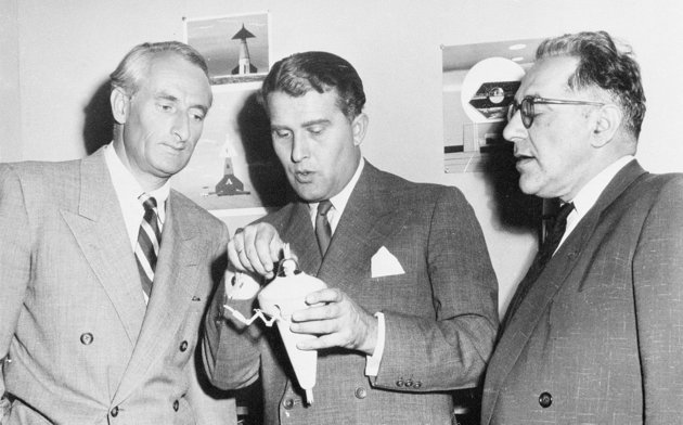 Wernher von Braun (középen) munkatársai körében