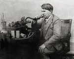 Edison a fonográfon rögzíti hangját