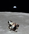 A holdkomp felszállófokozata, háttérben a Hold és a Föld