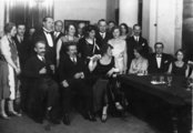 Móricz Zsigmond és Surányi Miklós tiszteletére rendezett vacsora 1930-ban, a kép bal szélén József Attilával (Kép forrása: Fortepan/ Magyar Bálint)