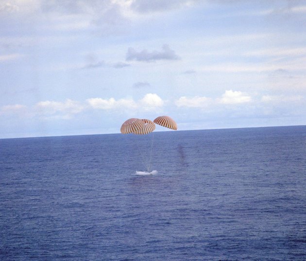 Az Apollo–13 landolása a Csendes-óceánban