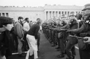 Háborúellenes tüntetők és katonai rendészek szembenállása a washingtoni Pentagonnál, 1967. október 21.