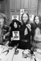 John Lennon és Yoko Ono egy, a vietnámi békével foglalkozó konferencián a kanadai Montréalban 1969-ben. Lennon egy „zsák nevetést” tart a kezében, melynek kinyitásakor nevetést játszott le a benne lévő apró magnó, míg Ono az akkori „A háborúnak vége – ha akarod” kampányának egy plakátját mutatja fel