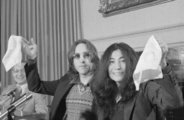 Lennon és Ono fehér zsebkendőikkel Nutopia kikiáltásakor,1973. április 1.