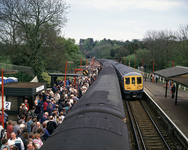Az első személyszállító vonat 1994. május 7-én (Kép forrása: Wikimedia Commons / 74009 – Flickr / https://www.flickr.com/photos/34620706@N02/4965412622 / CC BY-SA 2.0)