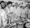 Az ünnepelt sztár látogatása egy cukrászüzemben, 1967 (kép forrása: Wikipédia / RIA Novosti archive, image #16735 / Alexander Mokletsov / CC-BY-SA 3.0)