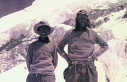 Több mint száz év telt el a csúcs felfedezése és meghódítása között (a képen Tendzing Norgaj és Edmund Hillary 1953-as csúcstámadása látható, forrás: Wikipédia / Dirk Pons / CC BY-SA 3.0)