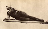 Az első testhez simuló női úszódressz 1909-ből
