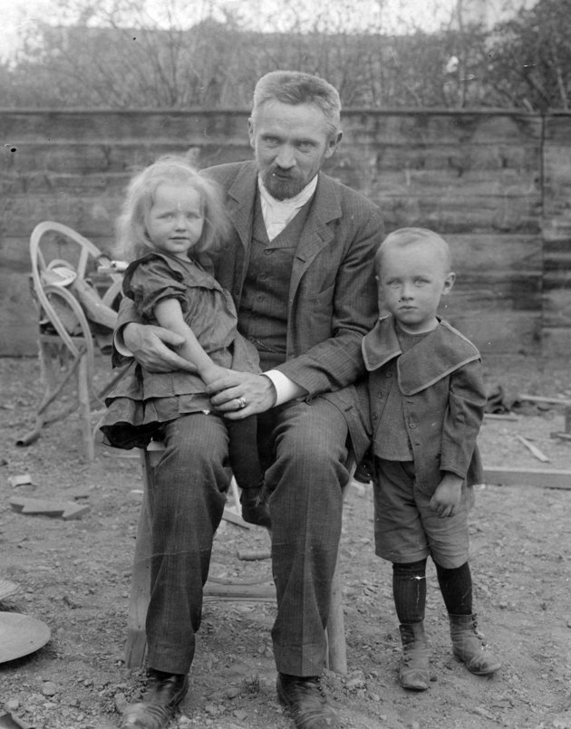 A földrajztudós gyermekeivel 1907-ben (kép forrása: Fortepan / Cholnoky Tamás)