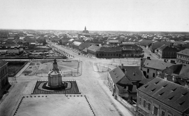 Dóm (Templom) tér, középen a Szent Rozália görög katolikus kápolna