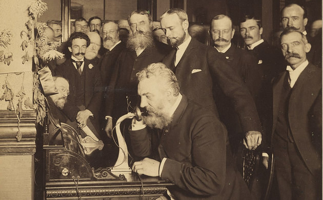 Alexander Graham Bell telefonál