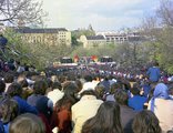 1985-ös koncert, háttérben az Attila út házai