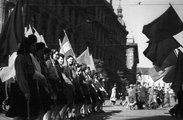 Blaha Lujza tér a Corvin Áruház és a Rókus Kórház felé nézve. Május 1-i felvonulás (1946)